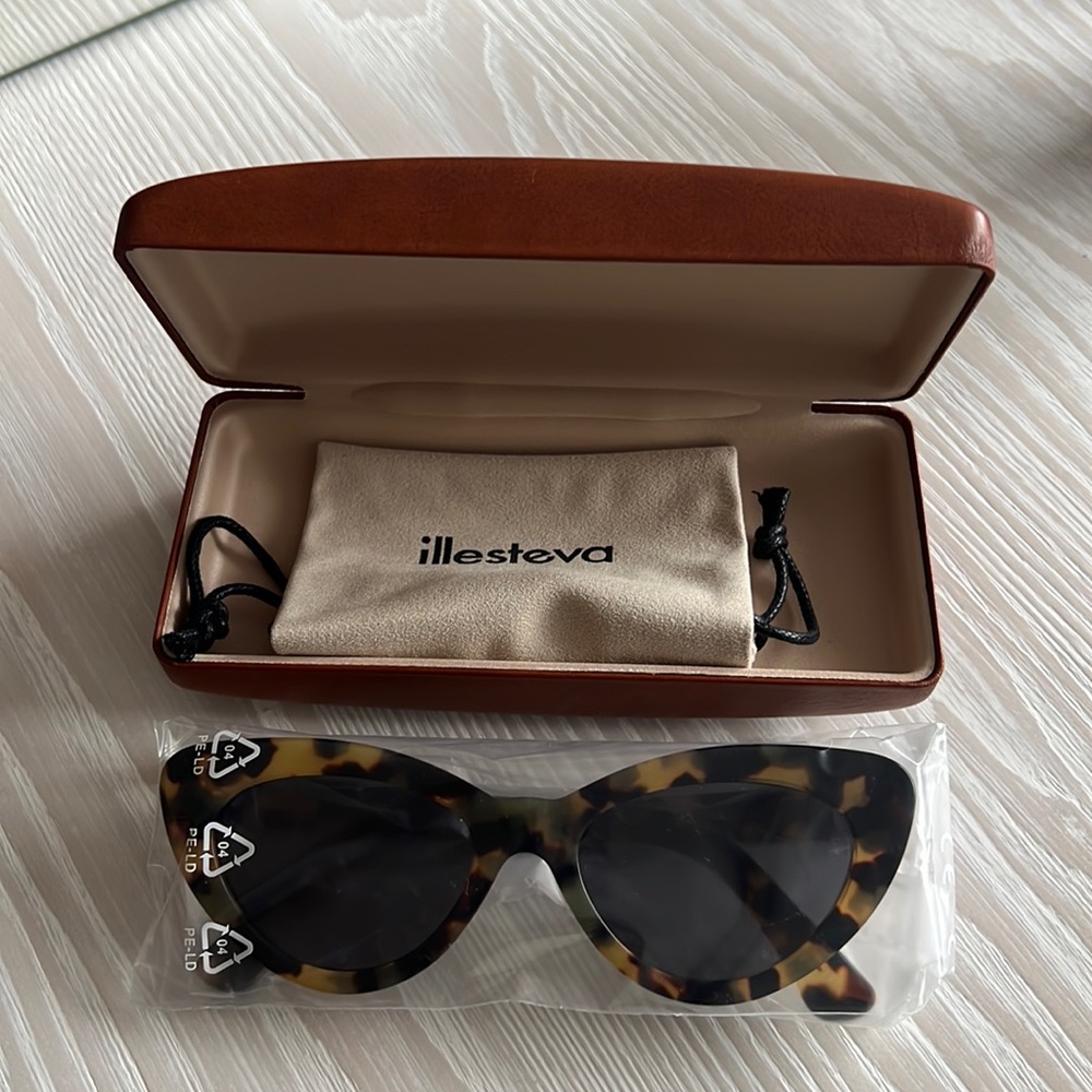 Brand New- NEVER WORN - illesteva Pamela Sunglasses
Tortoise/Grey Flat